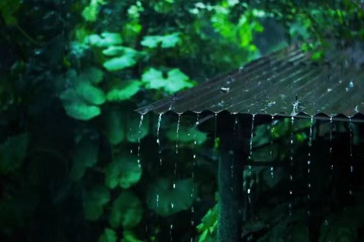 梅雨季告别室内潮湿闷热，新风净化除湿机智享洁净干爽